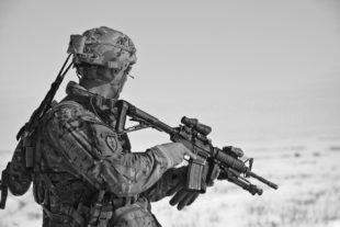 חייל קרבי עם נשק בשחור לבן